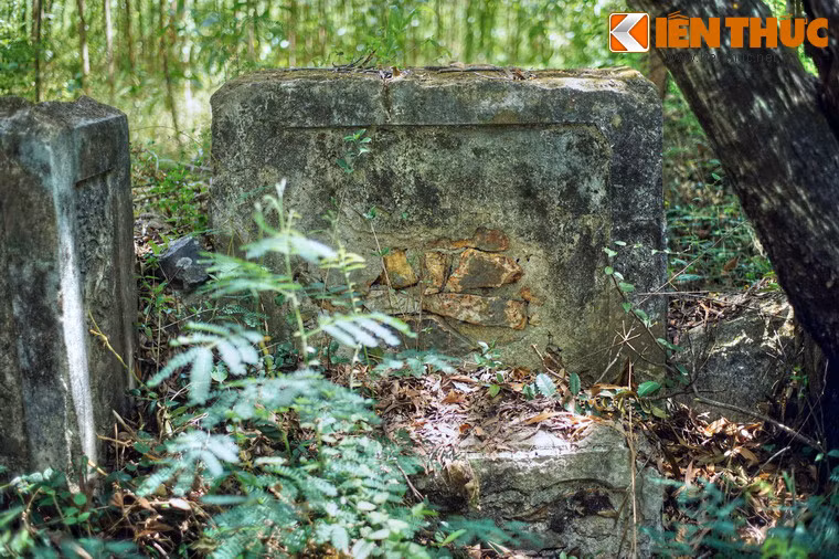 Ngoài ra, ở một số ngôi có trang trí hoa lá ở các trụ biểu và thành mộ. Trên một số bức bình phong cũng cho thấy có vết tích trang trí nhưng những dấu ấn còn lại là rất mờ nhạt.