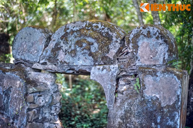 Đây là loại đá tự nhiên, không qua gia công, được thu nhặt ở quanh vùng. Loại đá này có rất nhiều ở các triền núi nơi đây. Ở một số ngôi mộ có các mảnh gốm trộn lẫn trong khối kết dính, xuất lộ lên bề mặt, có độ dày 1 cm và rất rắn chắc.