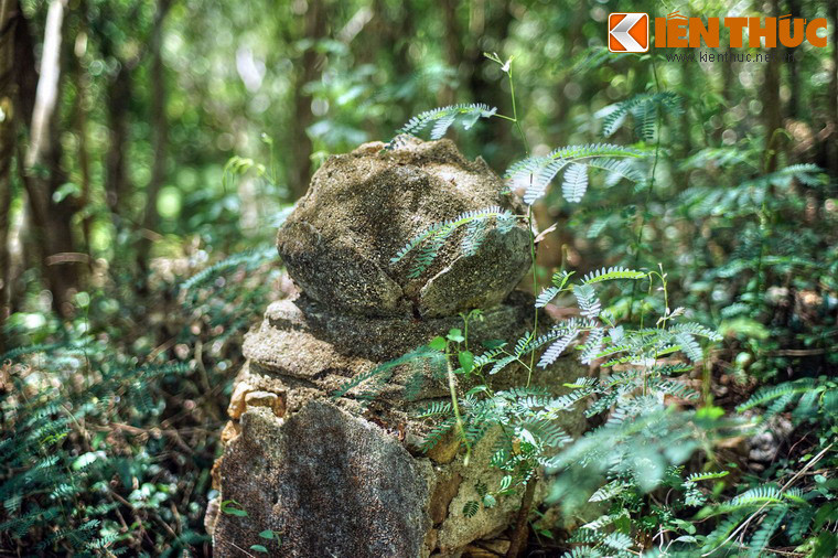 Trên trụ biểu ở phía trước của một số ngôi mộ còn vết tích nét khắc chữ Hán nhưng phần lớn đã bị mòn mờ rất khó nhận biết.