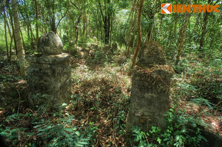 Một số hình ảnh khác về khu mộ cổ núi A Mang.