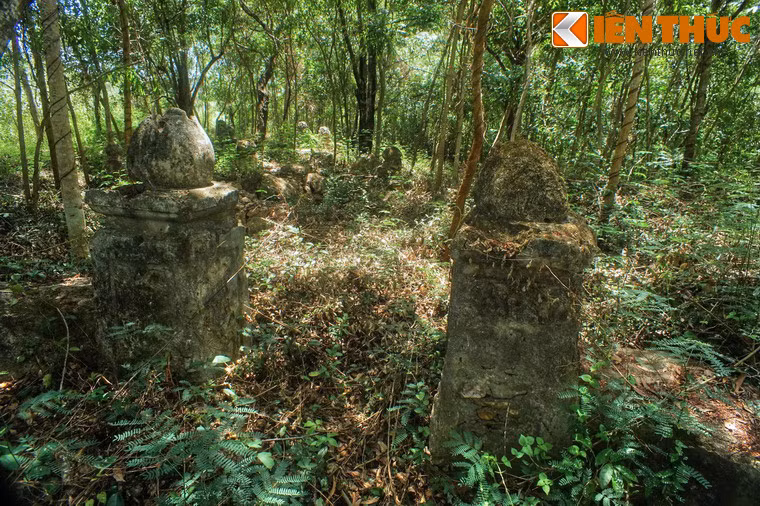 Một số hình ảnh khác về khu mộ cổ núi A Mang.