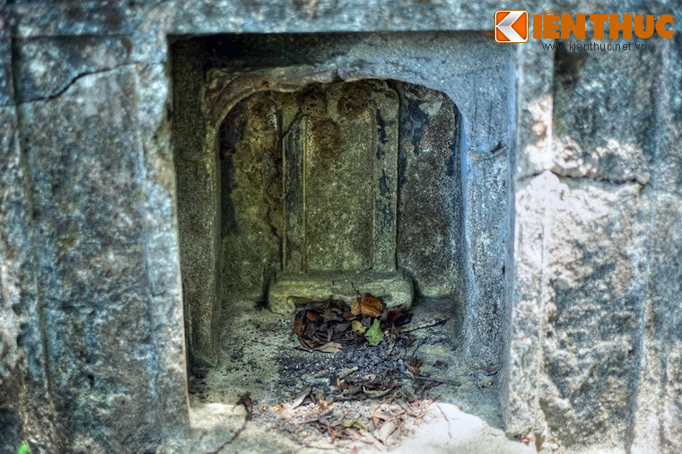 Nhiều ngôi mộ có tạo bia ở mặt trước nhưng tất cả đều bị đục phá hoặc bị bào mòn, không thể xác định được danh tính người quá cố.