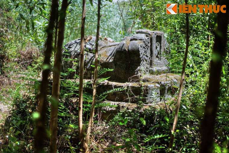 Loại hoa văn được tạo tác để trang trí chủ yếu là hoa văn dạng vân tròn xoắn trôn ốc, được đắp nổi trên những ngôi mộ kiểu yên ngựa và mu rùa.