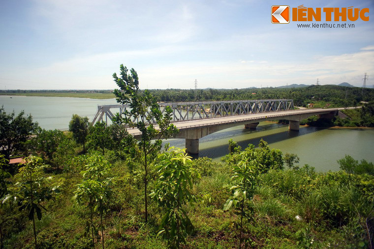 Đây cũng chính là nơi giặc Mỹ thả quả bom đầu tiên trong cuộc chiến tranh phá hoại miền Bắc từ năm 1965 đến 1972.