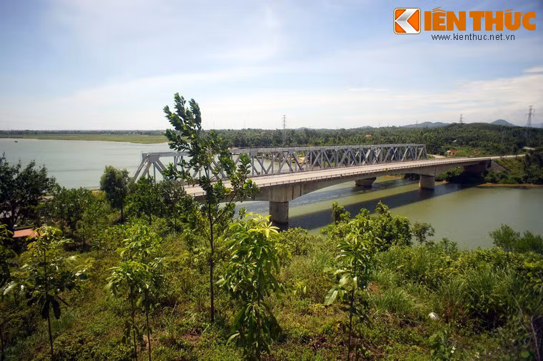 Đây cũng chính là nơi giặc Mỹ thả quả bom đầu tiên trong cuộc chiến tranh phá hoại miền Bắc từ năm 1965 đến 1972.