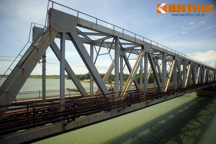 Khu vực bến phà năm xưa giờ đây có sự hiện diện của cây cầu trên tuyến đường sắt Thống nhất, như một biểu tượng của sự thống nhất giang sơn.