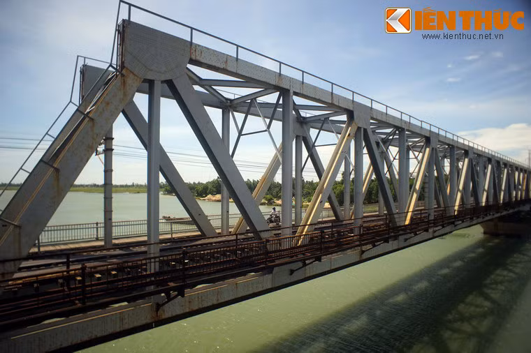 Khu vực bến phà năm xưa giờ đây có sự hiện diện của cây cầu trên tuyến đường sắt Thống nhất, như một biểu tượng của sự thống nhất giang sơn.