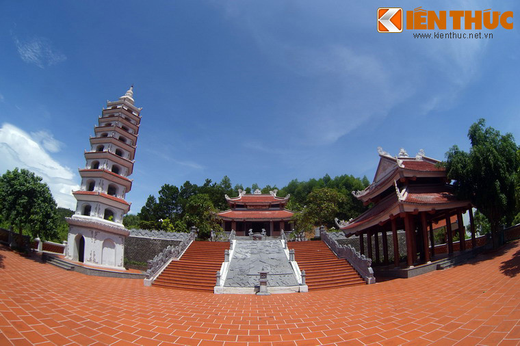 Đền nằm trên ngọn đồi cao, với diện tích hơn 1.600m2, được xây dựng với quy mô hoành tráng.