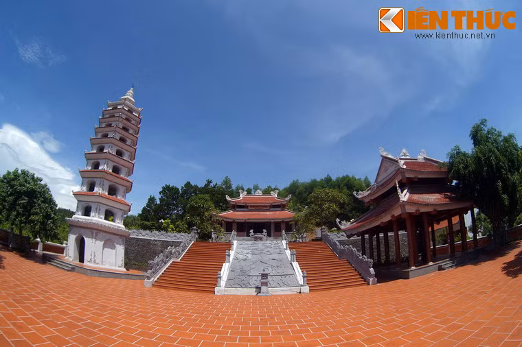 Đền nằm trên ngọn đồi cao, với diện tích hơn 1.600m2, được xây dựng với quy mô hoành tráng.