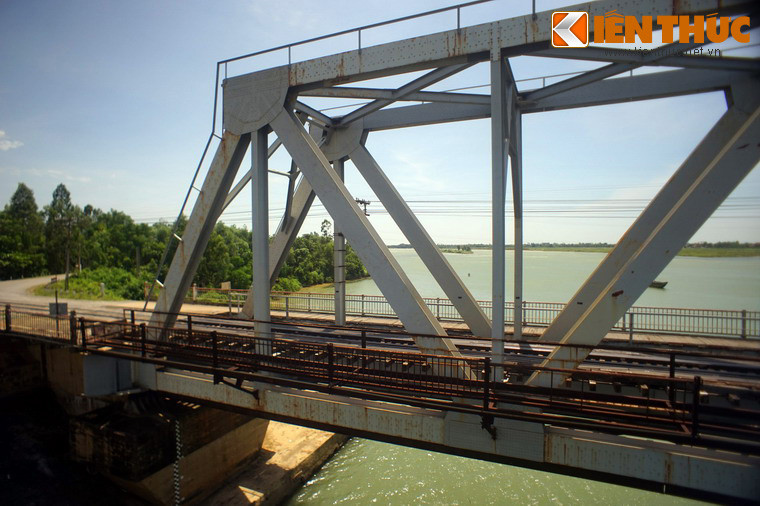 Với tinh thần yêu nước và sự quả cảm, lực lượng bộ đội, thanh niên xung phong, dân công hỏa tuyến cùng với dân quân du kích và nhân dân trên địa bàn đã kiên cường bám trụ tại bến phà, dũng cảm đánh trả máy bay, rà phá bom mìn, san lấp hố bom, kiên quyết thông đường, thông tuyến.