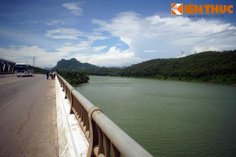 Nổi tiếng là tọa độ lửa, bến phà Long Đại luôn bị đế quốc Mỹ sử dụng máy bay B52, pháo kích, hạm tàu trút xuống hàng vạn tấn bom để ngăn chặn hoạt động chi viện từ miền Bắc.