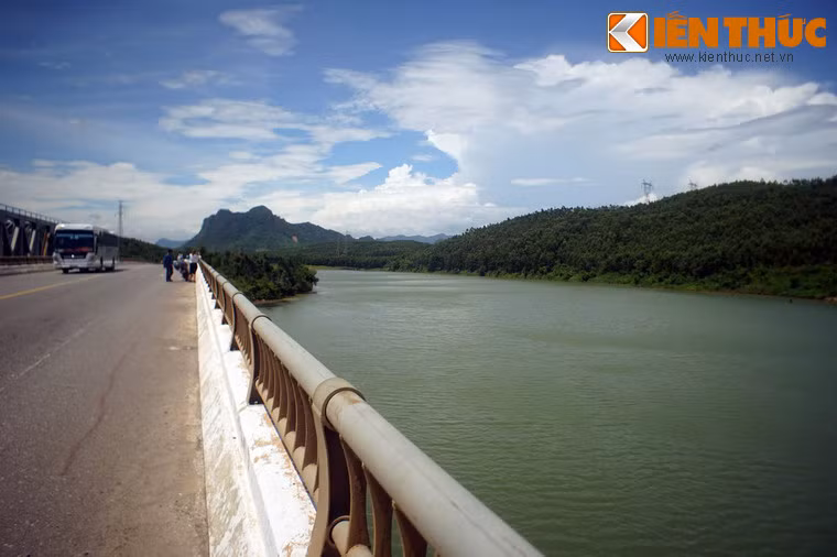 Nổi tiếng là tọa độ lửa, bến phà Long Đại luôn bị đế quốc Mỹ sử dụng máy bay B52, pháo kích, hạm tàu trút xuống hàng vạn tấn bom để ngăn chặn hoạt động chi viện từ miền Bắc.