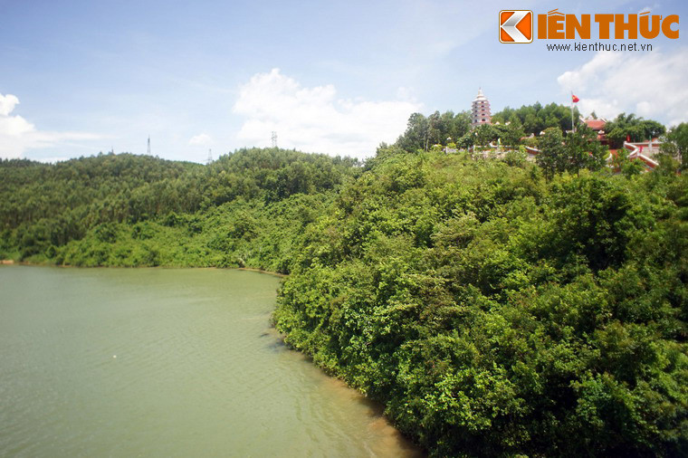 Nằm trên trục đường chiến lược 15, trong suốt cuộc kháng chiến, bến phà là yết hầu trên tuyến đường vận chuyển hàng hóa, vũ khí, đạn dược, nhân lực vượt sông vào miền Nam.