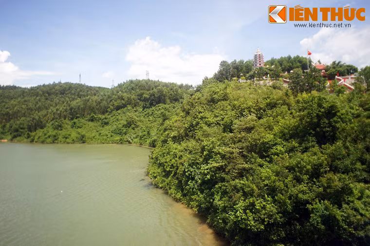 Nằm trên trục đường chiến lược 15, trong suốt cuộc kháng chiến, bến phà là yết hầu trên tuyến đường vận chuyển hàng hóa, vũ khí, đạn dược, nhân lực vượt sông vào miền Nam.