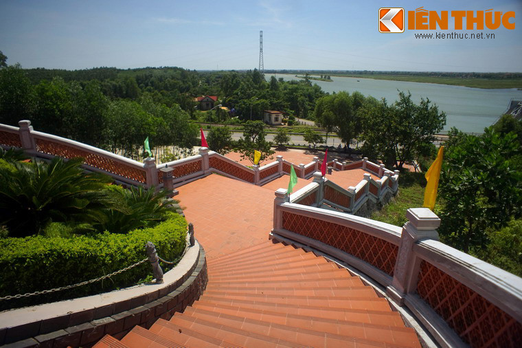 Ngày 16/6/1972, tại bến phà Long Đại, 15 thanh niên xung phong quê Nghệ An đang tập hợp, chào cờ trước lúc ra trận địa làm đường thông xe, bất ngờ một trận bom của không quân Mỹ dội xuống làm cả 15 người tuổi đời chỉ mười tám, đôi mươi hy sinh.