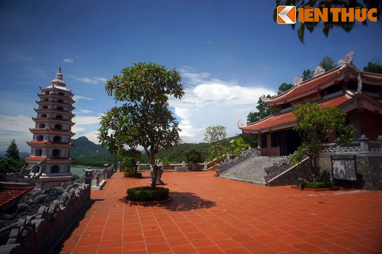 Khu đền gồm nhiều hạng mục như: Đền tưởng niệm liệt sĩ Trường Sơn, nhà bia tưởng niệm các liệt sĩ thanh niên xung phong, cụm tượng đài, tháp chuông, bến thả hoa…