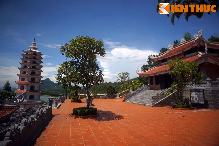 Khu đền gồm nhiều hạng mục như: Đền tưởng niệm liệt sĩ Trường Sơn, nhà bia tưởng niệm các liệt sĩ thanh niên xung phong, cụm tượng đài, tháp chuông, bến thả hoa…