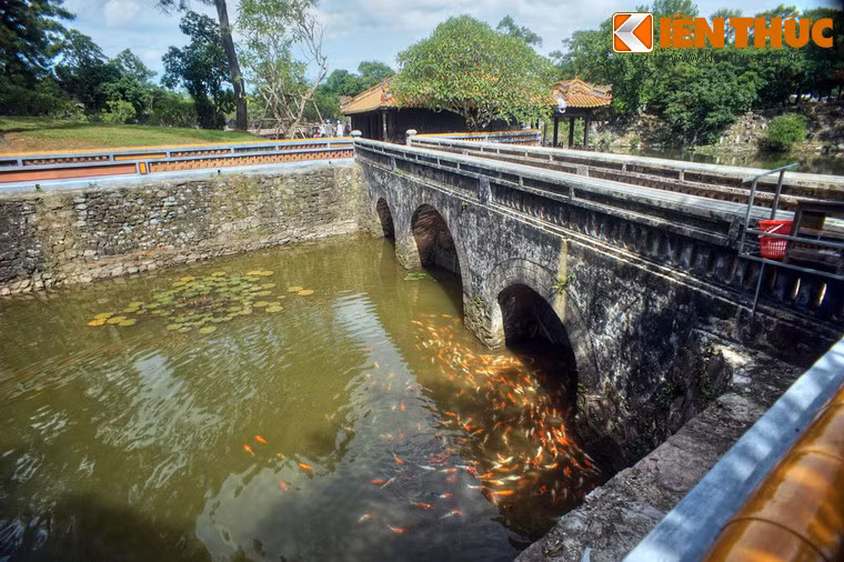 Từ sân trước lăng có một cầu đá ba nhịp dẫn vào Xung Khiêm Tạ.