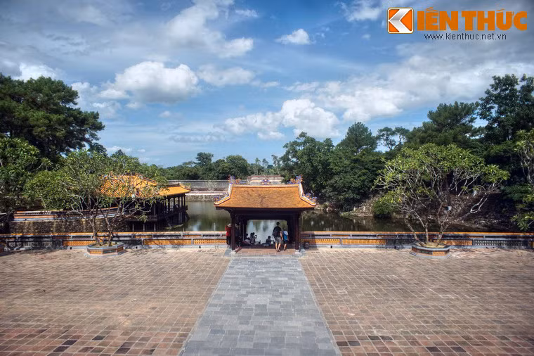 Dũ Khiêm Tạ là một bến thuyền dành cho nhà vua khi ngao du thưởng cảnh ở hồ Lưu Khiêm.