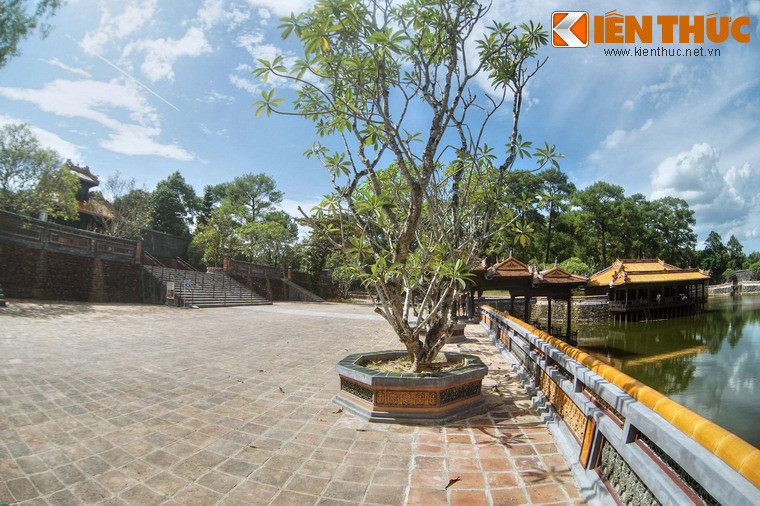 Theo đánh giá của các nhà nghiên cứu, hai nhà tạ của lăng vua Tự Đức mang một tỷ lệ kiến trúc hoàn hảo, hòa hợp với cảnh trí trữ tình ở hồ Lưu Khiêm.