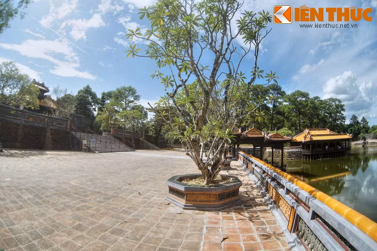 Theo đánh giá của các nhà nghiên cứu, hai nhà tạ của lăng vua Tự Đức mang một tỷ lệ kiến trúc hoàn hảo, hòa hợp với cảnh trí trữ tình ở hồ Lưu Khiêm.