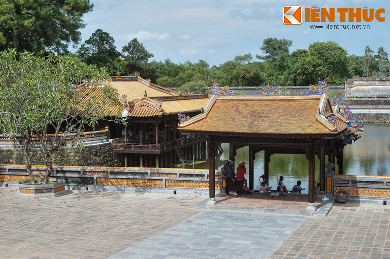 Cả hai nhà tạ này cùng được xây dựng vào năm 1864, dưới triều Tự Đức. Xung Khiêm Tạ (trái) nằm ở phía Bắc hồ Lưu Khiêm, còn Dũ Khiêm Tạ (phải) nằm ở phía Tây, cùng có hướng nhìn quay ra mặt hồ.