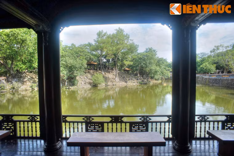 Từ nhà Tiền doanh của Xung Khiêm Tạ nhìn ra hồ Lưu Khiêm.