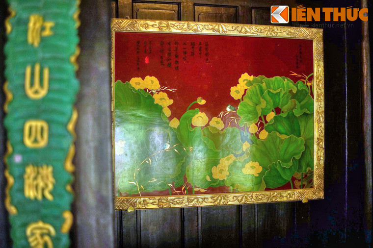 Nội thất khu vực này được trang trí bằng những bức tranh sơn mài tinh tế.