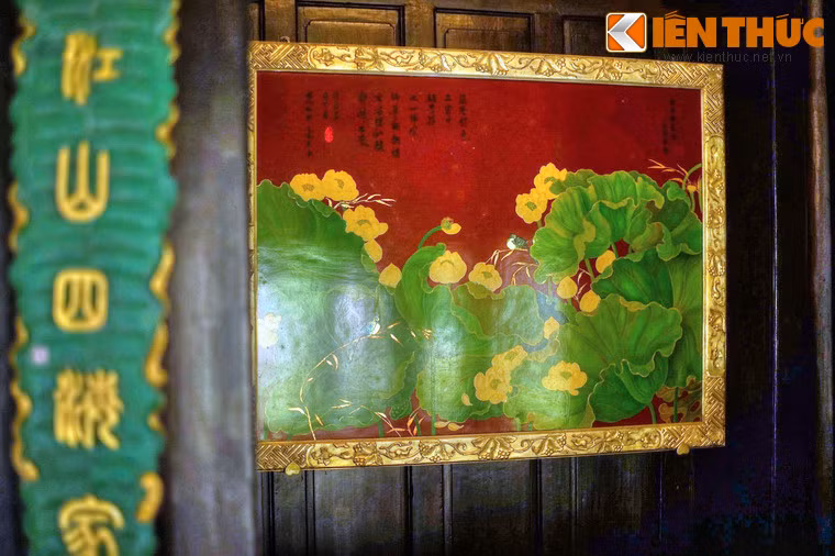 Nội thất khu vực này được trang trí bằng những bức tranh sơn mài tinh tế.