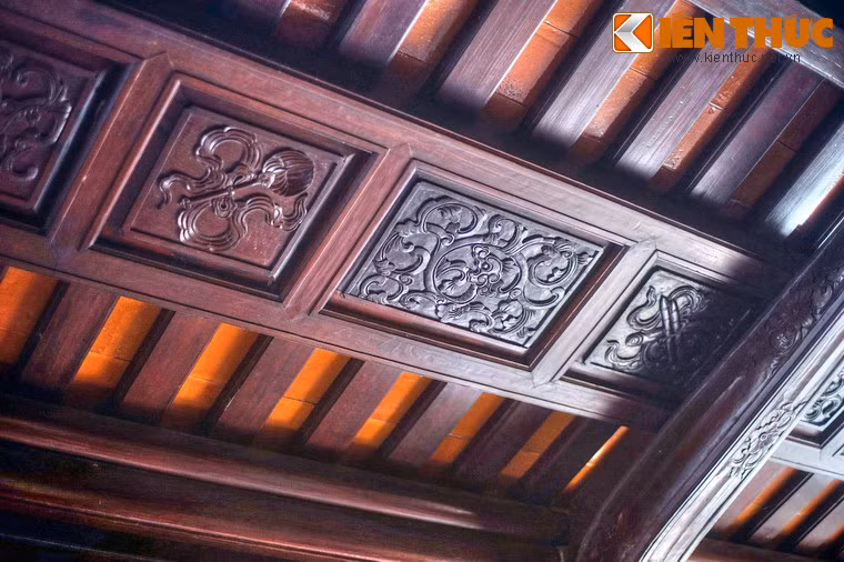 Các kết cấu gỗ được chạm khắc tinh xảo những mô-típ nghệ thuật cung đình Huế.