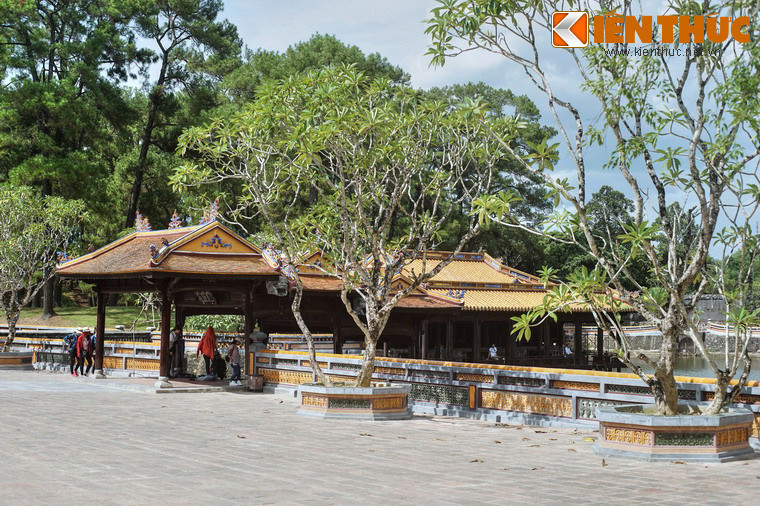 Dũ Khiêm Tạ nằm cách Xung Khiêm Tạ chừng 50 mét, có quy mô nhỏ hơn nhiều lần.