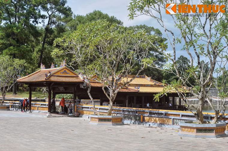 Dũ Khiêm Tạ nằm cách Xung Khiêm Tạ chừng 50 mét, có quy mô nhỏ hơn nhiều lần.