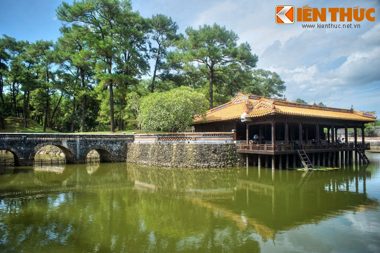 Không chỉ là những điểm nhấn của lăng vua Tự Đức, Xung Khiêm Tạ và Dũ Khiêm Tạ còn có thể được coi là những công trình tiêu biểu cho nghệ thuật kiến trúc cung đình Huế.