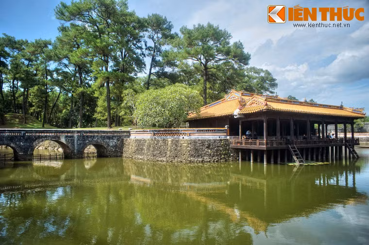 Không chỉ là những điểm nhấn của lăng vua Tự Đức, Xung Khiêm Tạ và Dũ Khiêm Tạ còn có thể được coi là những công trình tiêu biểu cho nghệ thuật kiến trúc cung đình Huế.