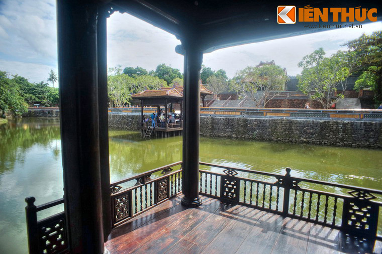 Hướng nhìn ra Dũ Khiêm Tạ và khu lăng tẩm.