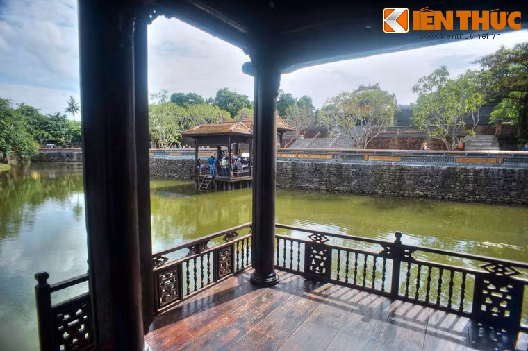 Hướng nhìn ra Dũ Khiêm Tạ và khu lăng tẩm.