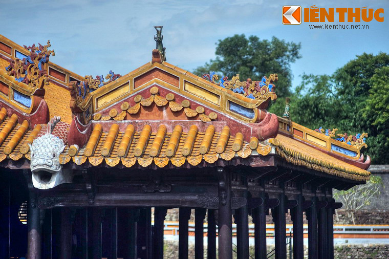 Hai đầu mái được Xung Khiêm Tạ trang trí bằng mô tuýp cá chép.