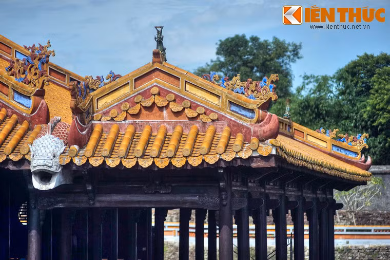 Hai đầu mái được Xung Khiêm Tạ trang trí bằng mô tuýp cá chép.