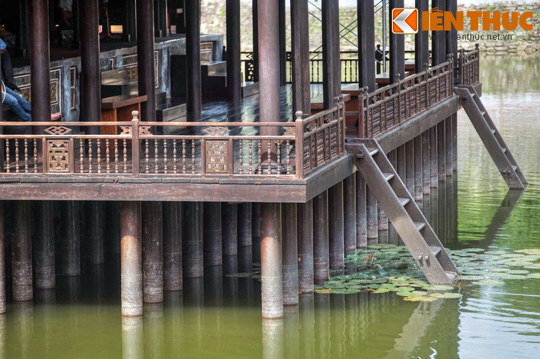 Tiền doanh là một công trình được dựng trên mặt nước với hệ thống trên 16 cột chính và 18 trụ đỡ được cố định dưới đáy hồ.