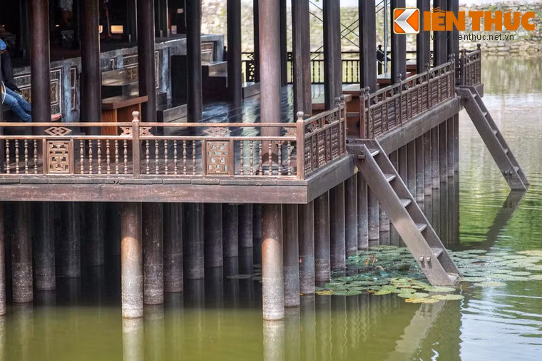 Tiền doanh là một công trình được dựng trên mặt nước với hệ thống trên 16 cột chính và 18 trụ đỡ được cố định dưới đáy hồ.