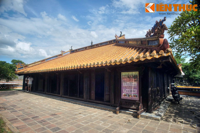 Chính doanh là không gian sinh hoạt chính, có phần nền nằm trên mặt đất, kết cấu như một ngôi nhà rường có 6 gian bằng gỗ.