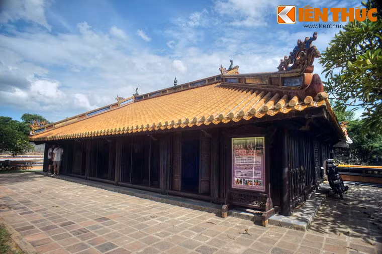 Chính doanh là không gian sinh hoạt chính, có phần nền nằm trên mặt đất, kết cấu như một ngôi nhà rường có 6 gian bằng gỗ.