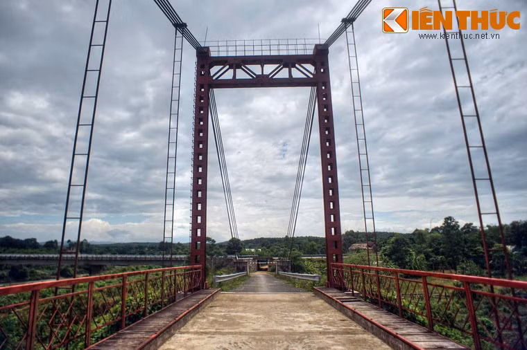 Đến năm 2010, cầu treo Bến Tắt được phục dựng với sự tham gia tư vấn của các chuyên gia Cuba. Công trình khánh thành vào dịp kỷ niệm 65 năm Ngày Thương binh - Liệt sĩ 27/7/2012.