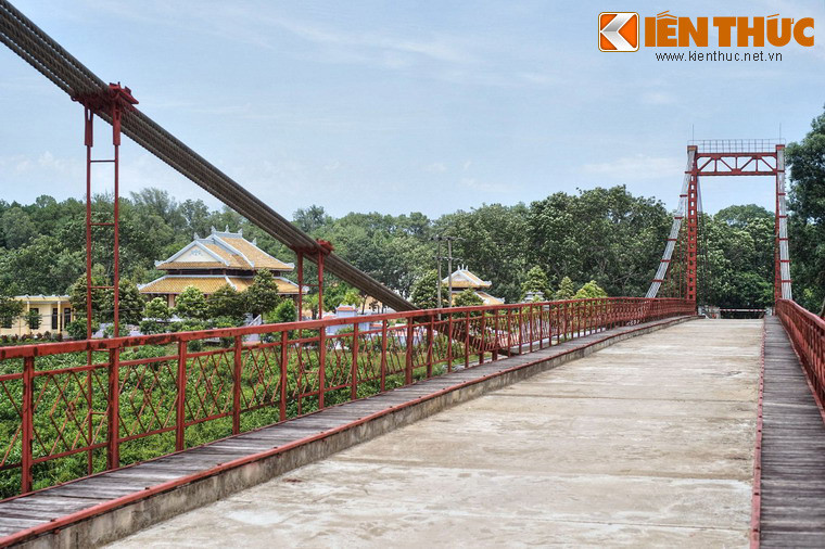 Khánh thành cùng đợt với cây cầu là Đền tưởng niệm Liệt sĩ Trường Sơn - Bến Tắt, nằm cạnh đầu cầu phía Đông. Đền là nơi tưởng niệm các liệt sĩ đường Trường Sơn chưa có phần mộ, tên tuổi trong Nghĩa trang liệt sĩ Trường Sơn.