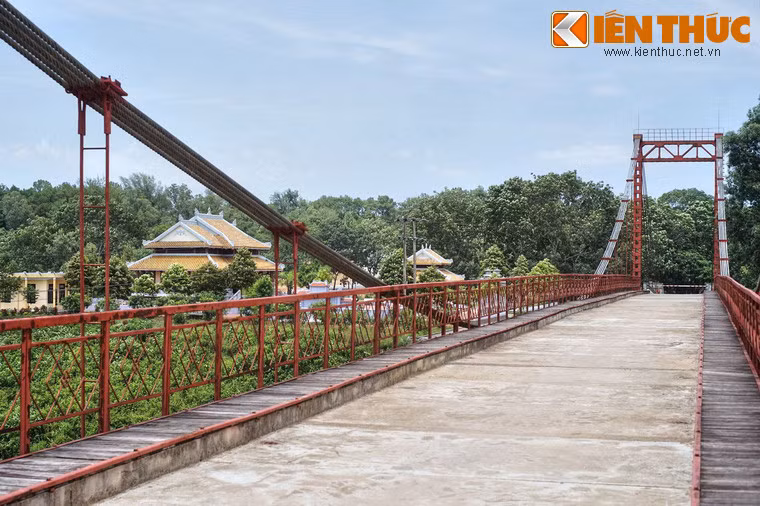 Khánh thành cùng đợt với cây cầu là Đền tưởng niệm Liệt sĩ Trường Sơn - Bến Tắt, nằm cạnh đầu cầu phía Đông. Đền là nơi tưởng niệm các liệt sĩ đường Trường Sơn chưa có phần mộ, tên tuổi trong Nghĩa trang liệt sĩ Trường Sơn.