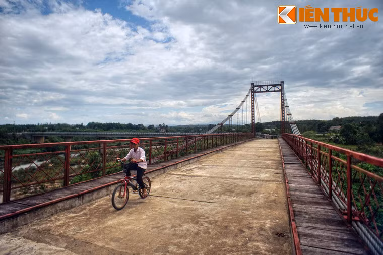 Sau ngày đất nước thống nhất, cầu treo Bến Tắt vẫn cõng trên mình những chuyến lên nương, xuống rẫy của người Kinh, bà con dân tộc thiểu số và là nhịp cầu thông thương buôn bán của nhân dân đôi bên bờ sông Bến Hải.