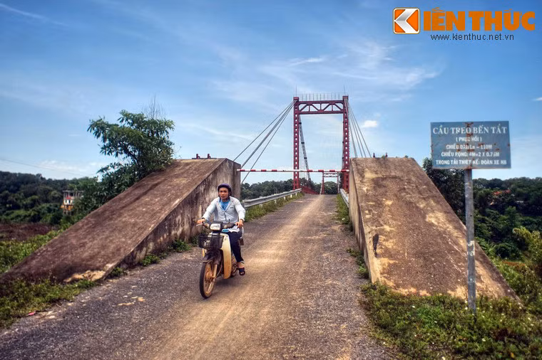 Sự hiện diện của cây cầu đã khiến dòng chảy nhân lực, vũ khí và hàng hóa vào Nam diễn ra thuận lợi hơn rất nhiều, tiết kiệm đáng kể thời gian, công sức và cả xương máu của đồng bào và chiến sĩ.