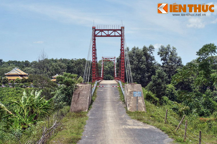 Cầu được xây trong năm 1973, có chiều dài 150 mét, nhịp vượt hơn 100 mét, khổ lòng cầu rộng 4m mặt bê tông cốt thép với 8 sợi dây cáp treo 2 bên.