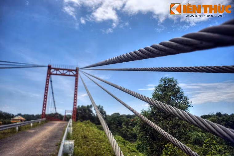 Tuy nhiên, trong trận lũ lớn năm 2005, cây cầu cây cầu lịch sử đã bị cuốn trôi.