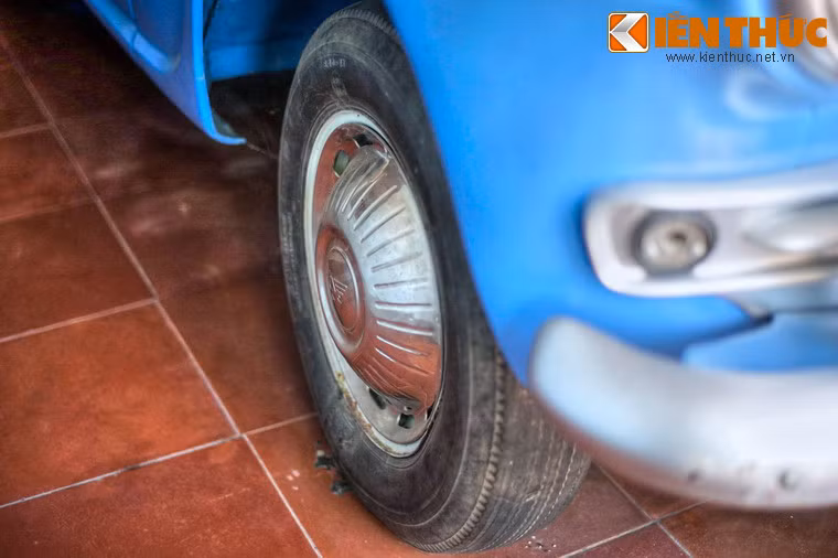 “Trong lúc đoàn diễu hành vây tròn quanh, Ngài Thích Quảng Đức lặng lẽ ngồi xuống tấm nệm, trong tư thế tọa thiền. Vị sư đi theo tưới xăng từ can lên đầu Ngài. Ngài lần chuỗi hạt và niệm Nam Mô A Di Đà Phật trước khi quẹt một cây diêm và tự châm vào người”.